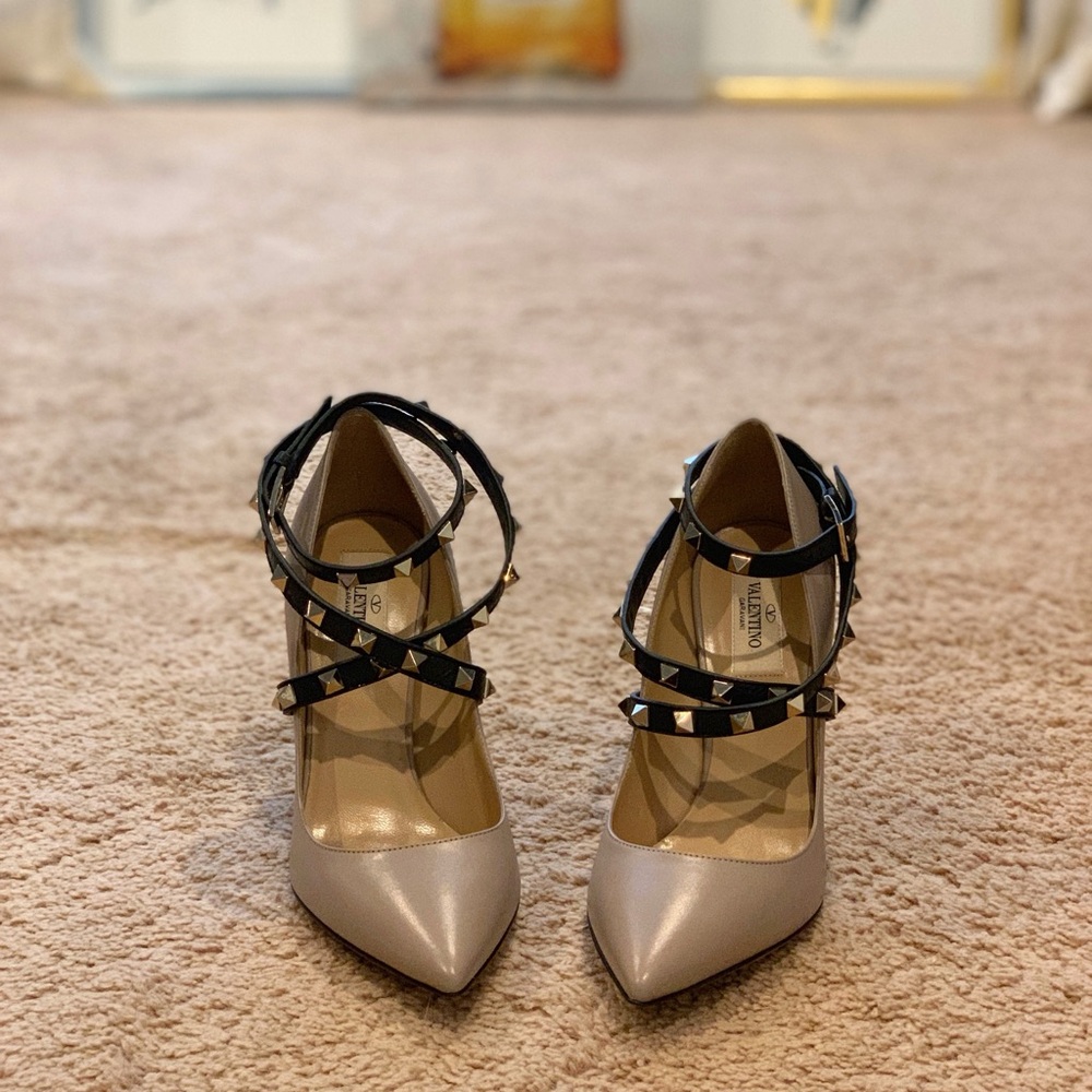 Valentino Rockstud Pumps - Poudre/Black w/ Gold Rockstuds Size 36